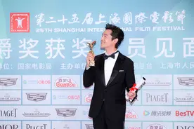双黄蛋！胡歌、大鹏获得金爵奖最佳男演员奖图片