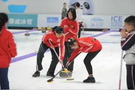 冰立方首个冰壶自主IP赛事举行 吸引众多“壶迷”报名图片