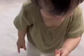 萌娃吃芥末味零食舌头辣到“原地起飞”图片