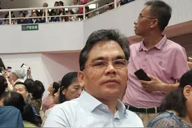 博士妈妈带丈夫儿子出席中南大毕业典礼：感谢家人的鼓励，希望学校氛围能感染儿子图片