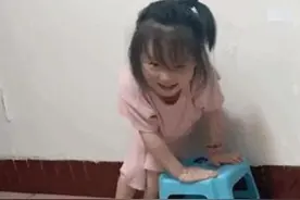 破防了！脑瘫女孩豆豆将上小学：我还以为人家不要我呢图片