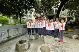 夏日和冰凉的井水很相配，青少年亲身体验如何打井水图片