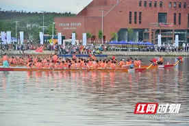 郴州苏仙区“翠江争渡助旅发”传统龙舟赛开赛图片