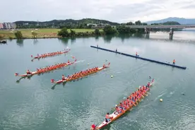 湖南省郴州市端午传统龙舟赛开桨竞渡图片