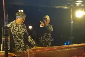 视频｜神操作！唱着摇滚烤鱿鱼，他们赚大了图片