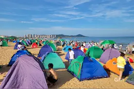 五彩斑斓！青岛金沙滩成了“露营基地”图片