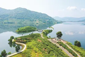 城乡新画卷 盈盈一水间图片