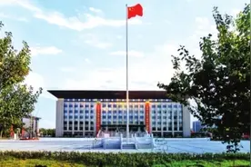 新乡医学院 鸿志薄云无愧怍 百年峥嵘铸白衣图片