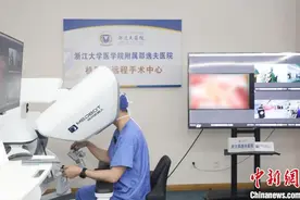 运用5G超远程机器人 浙江医生跨万里为新疆病患手术图片