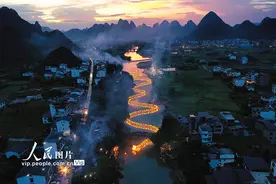 广西阳朔：“巨龙”巡游迎端午图片