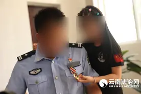 女儿为爸爸佩戴一等功奖章图片