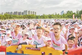 七千人遛娃团火热开走 2023长沙(夏季)走娃少儿健走大赛洋湖鸣枪图片