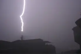 特大暴雨夜袭贵阳！有的地方积水过肩，地铁站大量进水，目击者告诉橙柿互动：有人弃车逃离，还有人被冲走……图片