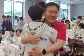 连续30余年坚持送考！昨天，这位校长又冒雨来给孩子加油了图片