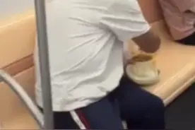 大爷在地铁上3菜配饭占座用餐，回应：如发现可拨打客服，会劝阻图片