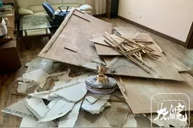 合肥一居民家中吊顶坠落，称疑与隔壁工地施工有关！多方回应…图片
