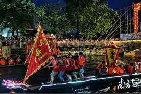 多图｜桨声灯影里龙舟竞美！顺德容桂南区夜龙巡游精彩上演图片