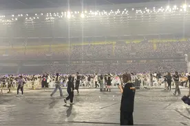 五月天演唱会，给2000块“黄牛”就能带你冲进去？图片