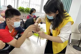 悦享端午，残疾人戴上了自己编织的五彩绳图片