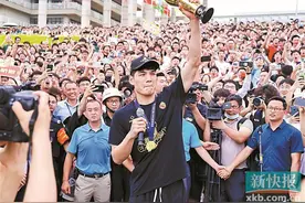 广东工业大学篮球队夺冠归来 广工沸腾了图片