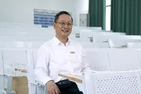 湖工大党委书记彭育园：每次唱起校歌都闪回青春图片