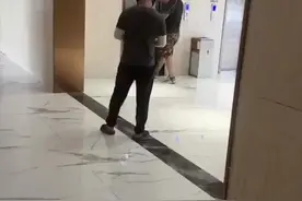 外卖员因着急乘坐电梯遭两人拳打脚踢 拍摄者：退一步海阔天空图片