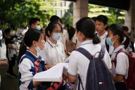 高举“红粽”、过状元门……中考首日进行时图片
