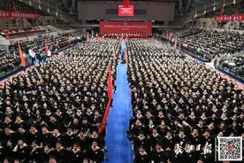 7000多人沸了！华科大毕业典礼震撼一幕……图片