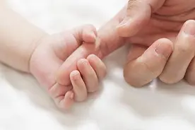 育儿假时常沦为“纸面假”？又有研究者呼吁出台强制性政策图片