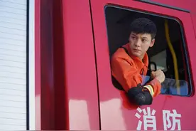 《照亮你》中化身一线消防员 陈伟霆：痛和泪都是最直接的反应｜封面会客厅图片