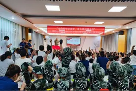 老兵爷爷进课堂，革命基因薪火传图片