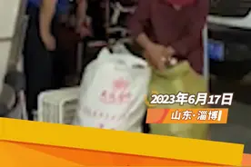 温暖山东丨城管主动捡瓶子弯腰送给拾荒老人图片