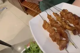 河北顾客称饭菜里接连发现头发和虫子，市场监管部门回应图片