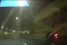 危险！凌晨驾摩托车在高架上飞驰，驾驶人涉3项违法被罚图片