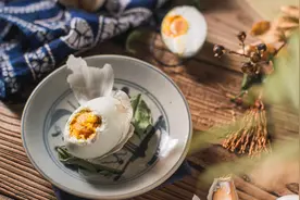 端午“吱”声咸鸭蛋图片