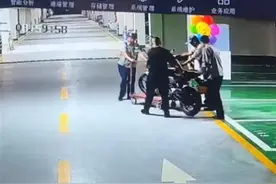 云南一业主将摩托车停自家地下车位被物业拖走，律师：涉嫌侵权图片