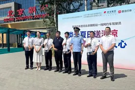 端午和暑期将迎客流高峰 首汽约车在北京朝阳站为驾驶员送清凉图片