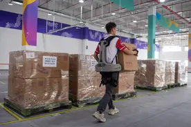 港媒：中国搬家师傅用上外骨骼机器人图片