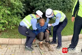 八旬老人步行一夜迷路 警方暖心接力送其回家图片
