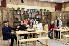 “重张开业”！新《都市茶座》带着岔巴子、陆德亨、王发泡……又回来了图片