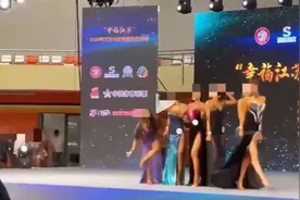 女模特台上脱高跟鞋怒砸评委，官方通报！知情人士：申诉要交1000元…网友吵翻图片