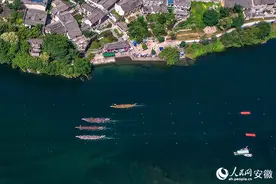 安徽宣城：“山水画”中齐挥桨 龙舟竞渡桃花潭图片