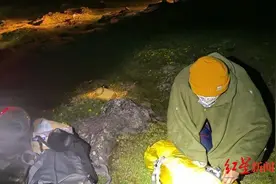 成都女子自驾小摩托穿越被困海拔四千余米高山 民警连夜搜救7小时找回图片