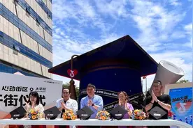 超级毕业帽现身上海杨浦大学路，打造街头毕业典礼图片