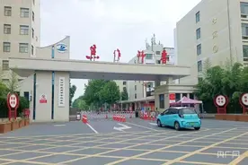 河南焦作一学校食堂烤鱼被指现蛆虫 记者实地探访图片