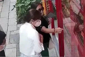 古镇游玩手链被其他游客捡走，民警帮助找回图片