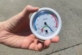 真烫！机坪地表温度爆表，机场货邮安检员顶烈日奋战一线图片