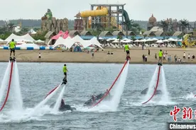 水上飞人特技表演亮相新疆博斯腾湖图片