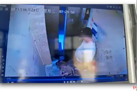女子躺地被男子粗暴拖拽进出电梯 当地政府人士：系夫妻闹离婚，男方已被拘留图片