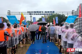 迎风逐浪！湘潭12支龙舟队伍竞渡湘江图片